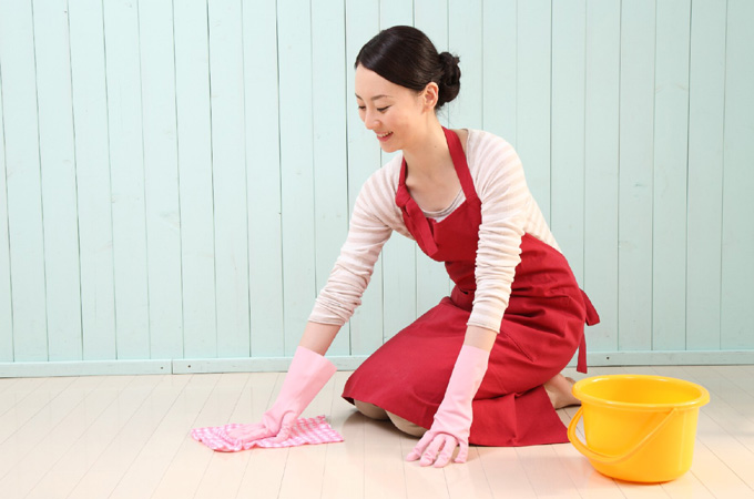 床の掃除をする主婦