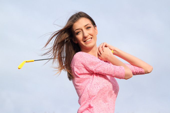ゴルフのスイングをする外人女性