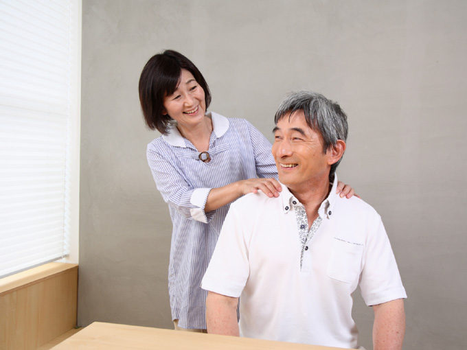肩もみする夫婦